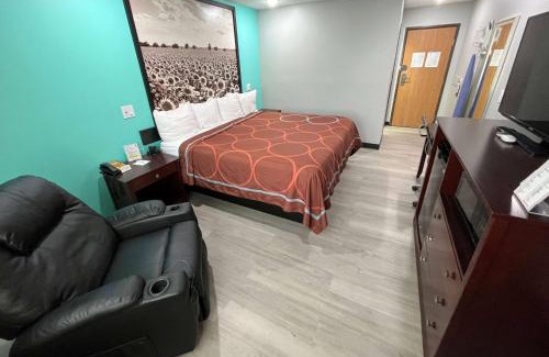 Emporia Hotel | Pet-Friendly Super 8 by Wyndham Emporia - Family Ready Stay