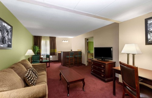 Eureka Springs Hotel | Welcoming Super 8 by Wyndham Eureka Springs with Pool & Spa