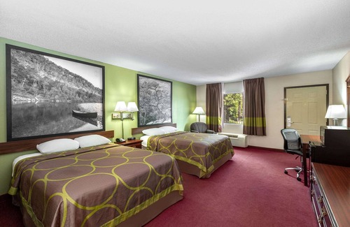 Eureka Springs Hotel | Welcoming Super 8 by Wyndham Eureka Springs with Pool & Spa