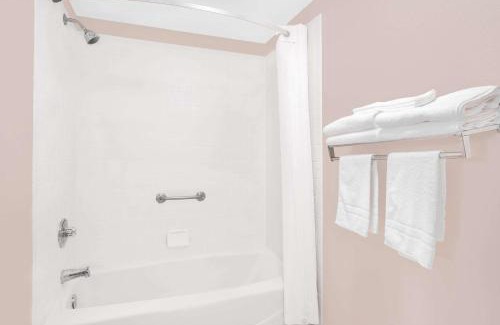 Eufaula Hotel | Budget-Friendly Stay at Super 8 by Wyndham Eufaula