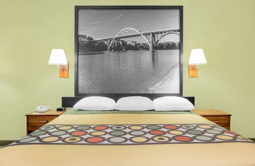 Eufaula Hotel | Budget-Friendly Super 8 by Wyndham Eufaula with Pool & Breakfast