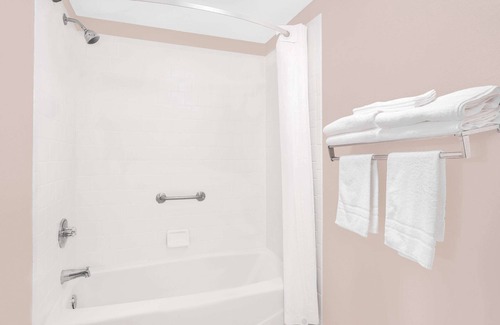 Eufaula Hotel | Budget-Friendly Super 8 by Wyndham Eufaula with Pool & Breakfast