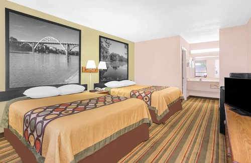 Eufaula Hotel | Budget-Friendly Super 8 by Wyndham Eufaula with Pool & Breakfast