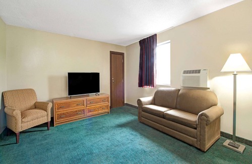Allenton Hotel | Budget-Friendly Super 8 by Wyndham Near Six Flags