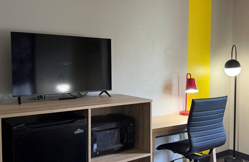 Evansville Hotel | Budget-Friendly Stay at Super 8 by Wyndham Evansville East