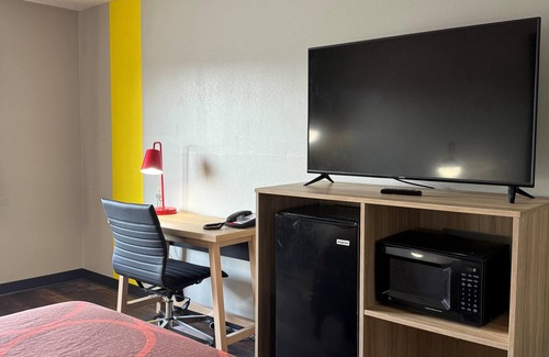 Evansville Hotel | Budget-Friendly Stay at Super 8 by Wyndham Evansville East