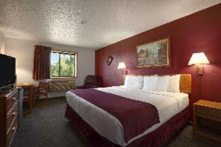 Virginia Hotel | Pet-Friendly Retreat: Super 8 by Wyndham Eveleth with Pool