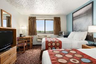 Virginia Hotel | Pet-Friendly Retreat: Super 8 by Wyndham Eveleth with Pool