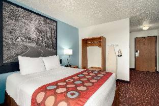 Virginia Hotel | Pet-Friendly Retreat: Super 8 by Wyndham Eveleth with Pool
