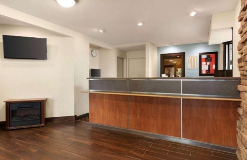 Findlay Hotel | Pet-Friendly Super 8 by Wyndham Findlay for Family Fun