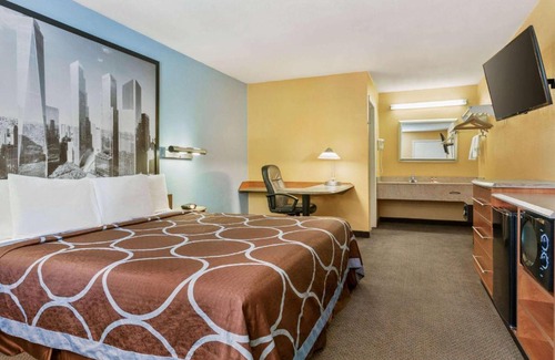 Findlay Hotel | Pet-Friendly Super 8 by Wyndham Findlay for Family Fun