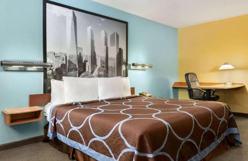 Findlay Hotel | Pet-Friendly Super 8 by Wyndham Findlay for Family Fun