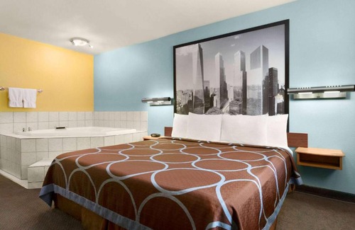 Findlay Hotel | Pet-Friendly Super 8 by Wyndham Findlay for Family Fun