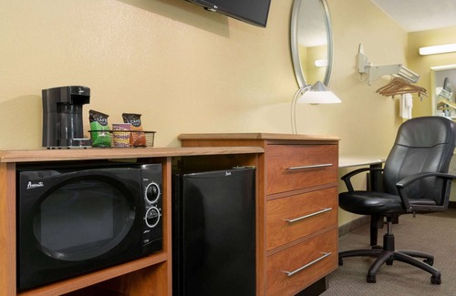 Findlay Hotel | Enjoy Comfort at Super 8 by Wyndham Findlay with Breakfast