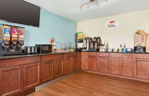 Findlay Hotel | Enjoy Comfort at Super 8 by Wyndham Findlay with Breakfast