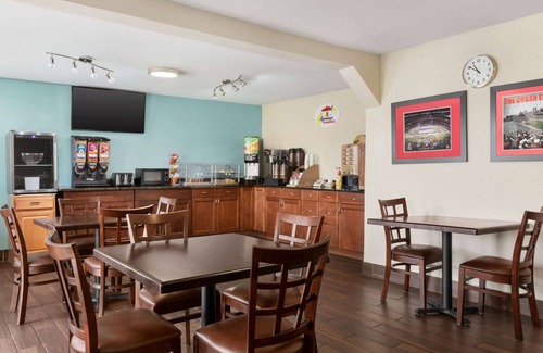 Findlay Hotel | Enjoy Comfort at Super 8 by Wyndham Findlay with Breakfast