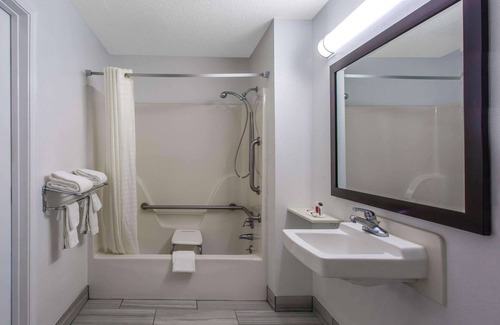 Florence Hotel | Budget-Friendly Super 8 by Wyndham Florence with Pool & Breakfast