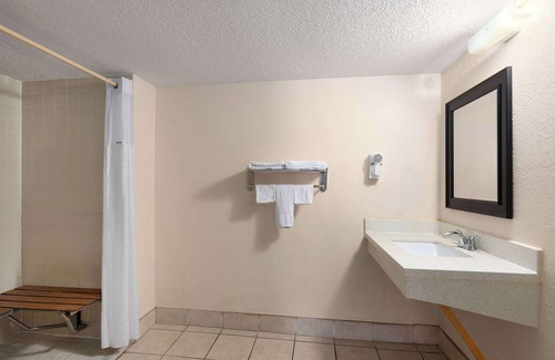 Fort Mitchell Hotel | Comfortable Stay at Super 8 by Wyndham Fort Mitchell
