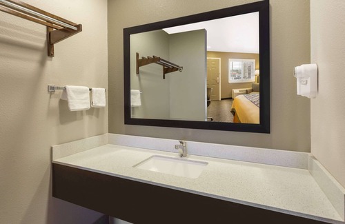 Fortuna Hotel | Comfortable Stay at Super 8 by Wyndham Fortuna with Spa & Breakfast