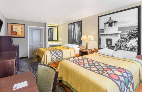 Fortuna Hotel | Comfortable Stay at Super 8 by Wyndham Fortuna with Spa & Breakfast