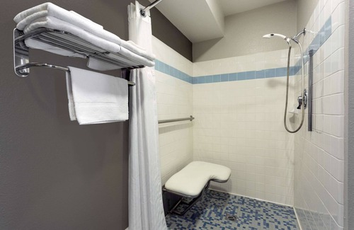 Fortuna Hotel | Comfortable Stay at Super 8 by Wyndham Fortuna with Spa & Breakfast