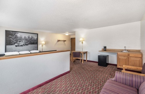 Fountain Hotel | Affordable Comfort at Super 8 by Wyndham Fountain