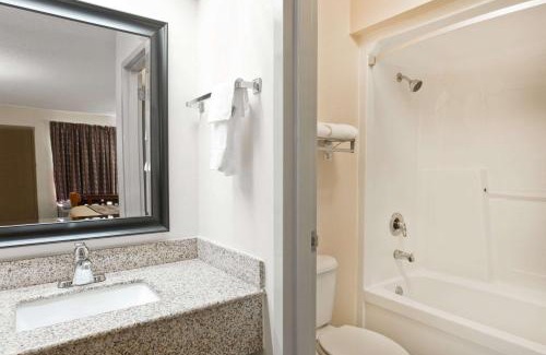 Franklin Hotel | Top-Rated Super 8 by Wyndham Franklin with Family Amenities