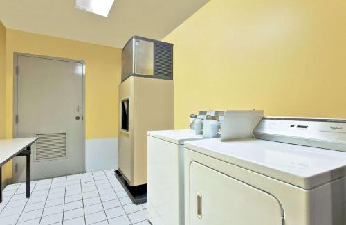 Franklin Hotel | Top-Rated Super 8 by Wyndham Franklin with Family Amenities