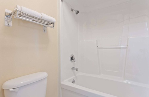 Franklin Hotel | Comfortable Stays at Super 8 by Wyndham Franklin