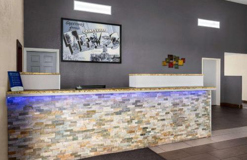 Gainesville Hotel | Discover Comfort at Super 8 by Wyndham Gainesville TX