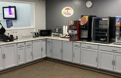 Gainesville Hotel | Comfortable Stay at Super 8 by Wyndham Gainesville TX