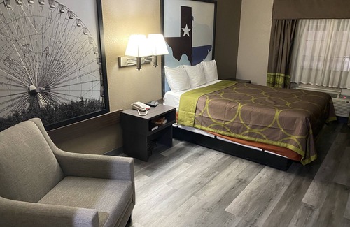 Gainesville Hotel | Comfortable Stay at Super 8 by Wyndham Gainesville TX