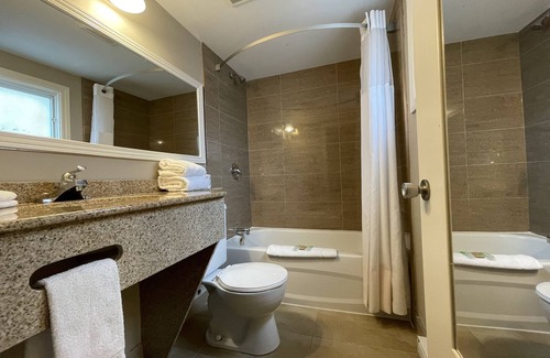 Gananoque Hotel | Discover Comfort at Super 8 by Wyndham Gananoque Resort