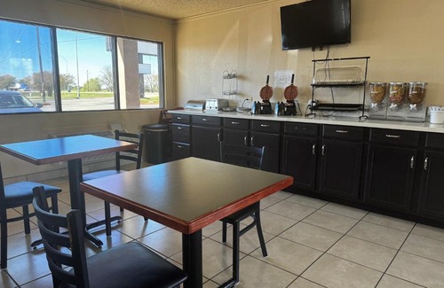 Giddings Hotel | Convenient Stay at Super 8 by Wyndham Giddings