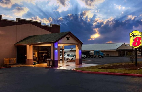 Giddings Hotel | Convenient Stay at Super 8 by Wyndham Giddings