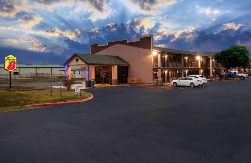 Giddings Hotel | Convenient Stay at Super 8 by Wyndham Giddings