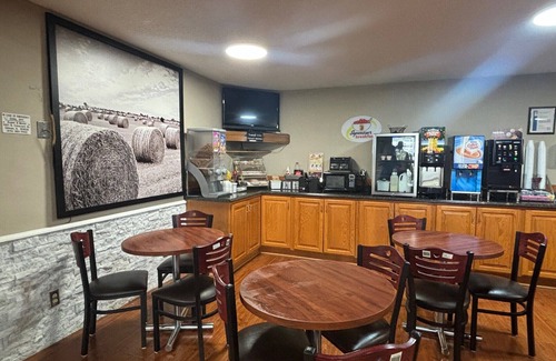 Gilman Hotel | Convenient Stay at Super 8 by Wyndham Gilman with Breakfast