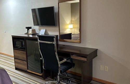 Gilman Hotel | Convenient Stay at Super 8 by Wyndham Gilman with Breakfast