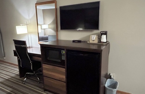 Gilman Hotel | Convenient Stay at Super 8 by Wyndham Gilman with Breakfast