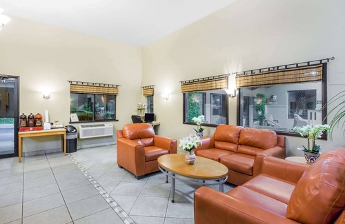 Grants Pass Hotel | Budget-Friendly Super 8 by Wyndham Grants Pass with Pool