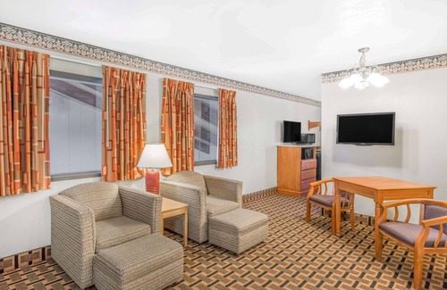 Grants Pass Hotel | Budget-Friendly Super 8 by Wyndham Grants Pass with Pool