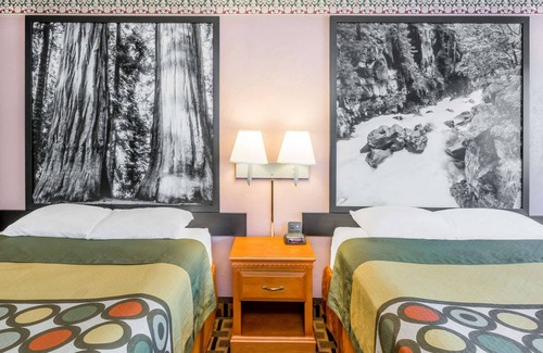 Grants Pass Hotel | Budget-Friendly Super 8 by Wyndham Grants Pass with Pool