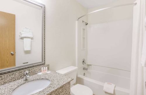 Grants Pass Hotel | Budget-Friendly Super 8 by Wyndham Grants Pass with Pool