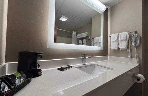 Grayville Hotel | Comfortable Stay at Super 8 by Wyndham Grayville