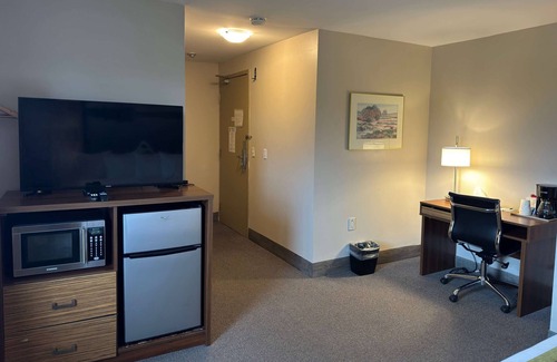 Guelph Hotel | Convenient Stay at Super 8 by Wyndham Guelph with Breakfast