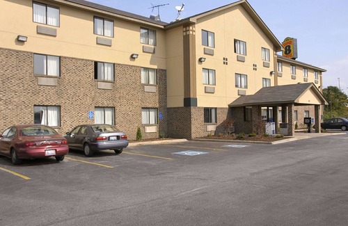 Hammond Hotel | Convenient Super 8 by Wyndham Hammond/North with Pool & Dining