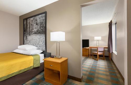 Hannibal Hotel | Pet-Friendly Super 8 by Wyndham Hannibal with Pool Access