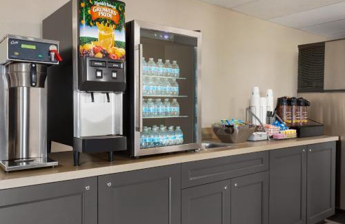 Hannibal Hotel | Pet-Friendly Super 8 by Wyndham Hannibal with Pool Access