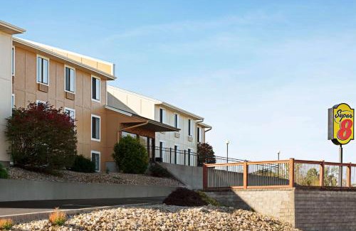 Hannibal Hotel | Pet-Friendly Super 8 by Wyndham Hannibal with Pool Access