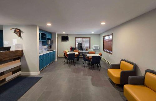 Hayward Hotel | Discover AmeriVu Inn and Suites - Hayward with Pool & Pets